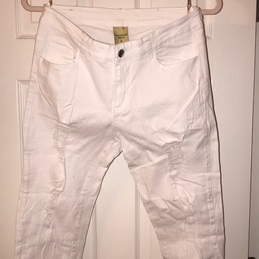 White ripped skinny jean